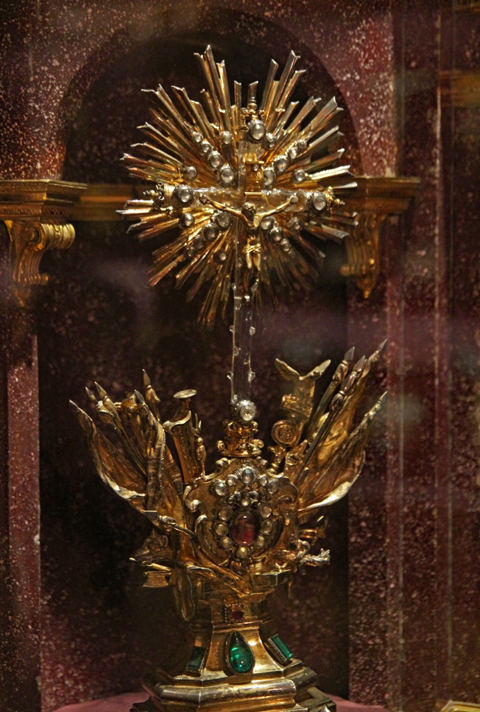 Tabernacle with Ostensorium for a Particle of the Cross